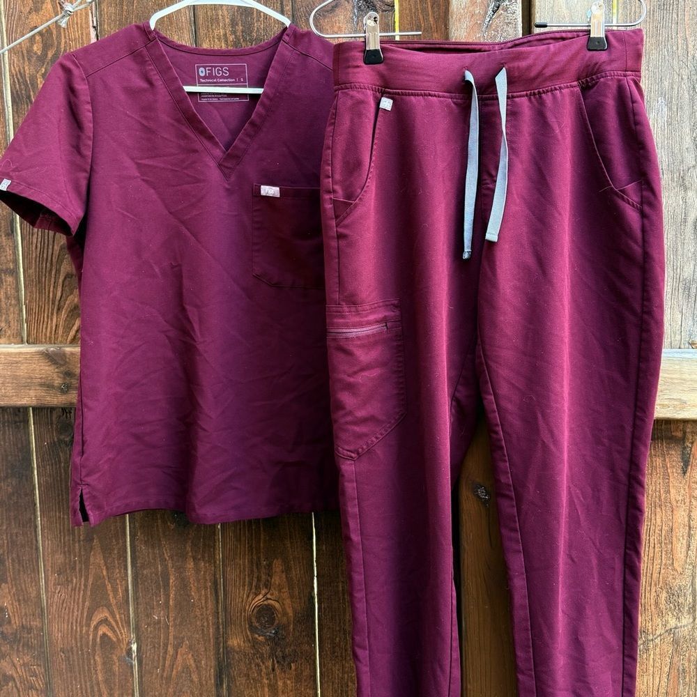 FIGS Women's Scrub Set in Burgundy